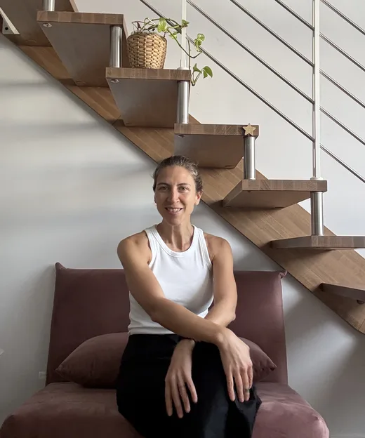 María Belén González Crapanzano, sentada en su espacio, sonríe a cámara
